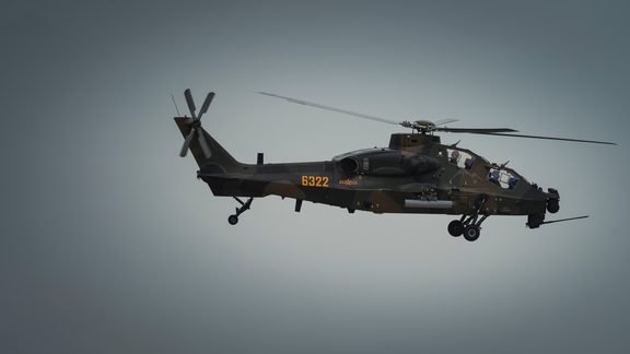 טפט 4K כלי טיס מרשים בפעילות אווירית בשמיים #058