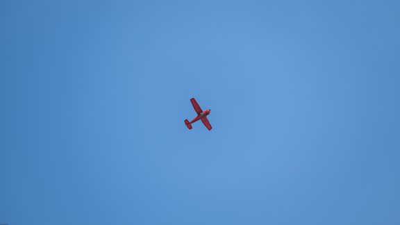 טפט 4K מטוס בשמיים פתוחים ובשובל לבן #100