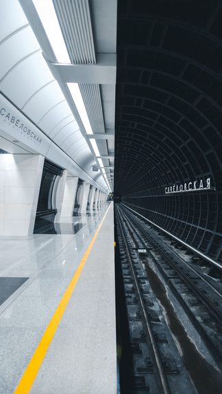 טפט 4K אלומות אור צבעוניות זוהרות בחשיכה #014